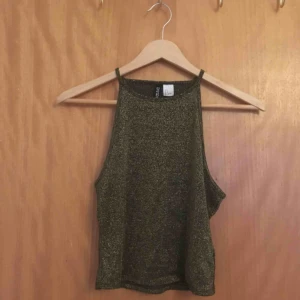  - Glittrig crop-top linne från HM. Använd en gång. Säljer på grund av att jag ej använder den. Möter upp i Lund eller fraktar mot självkostnadspris ♻️🌱
