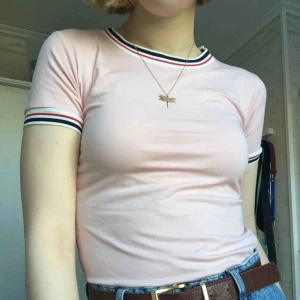  - Så söt och snygg pastellrosa T-shirt! Säljer då den tyvärr är snäppet för liten för min smak, skulle nog sitta perfekt på en S (jag på bilden är en M) 