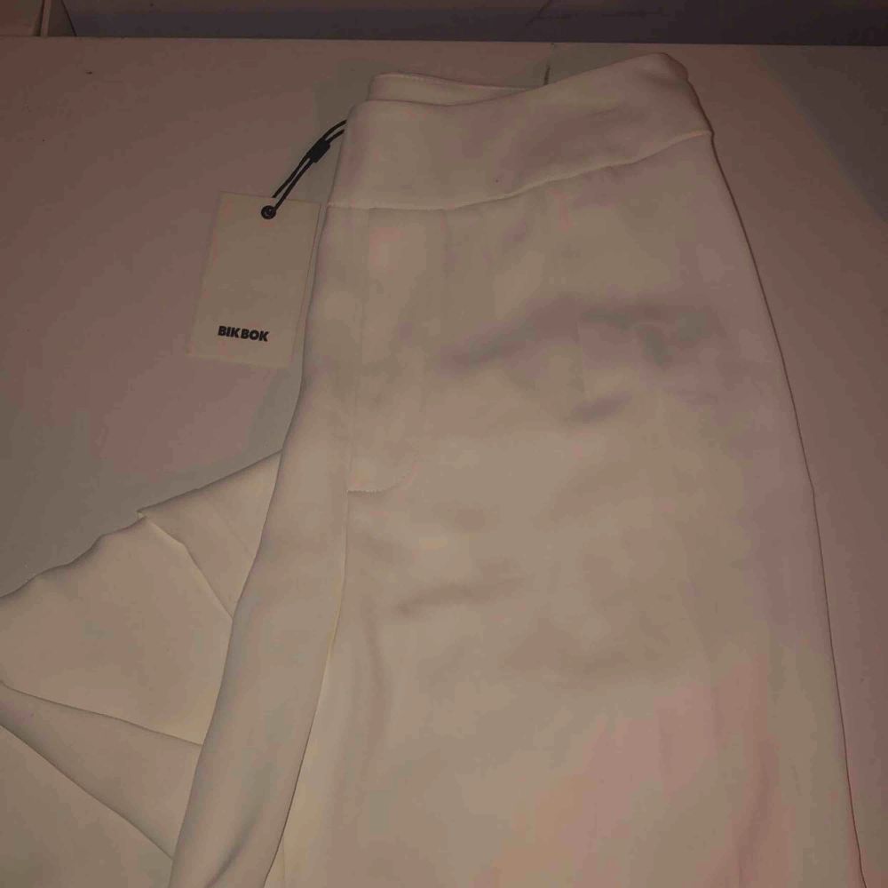 Vita kostymbyxor i nyskick strl S, 100kr. Den andra bilden är från hemsidan på hur de sitter på dock i en annan färg. Det är modellen adriana pants från bikbok. Köpare står för frakt . Jeans & Byxor.