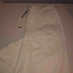  - Vita kostymbyxor i nyskick strl S, 100kr. Den andra bilden är från hemsidan på hur de sitter på dock i en annan färg. Det är modellen adriana pants från bikbok. Köpare står för frakt 