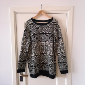  - En riktig favorit i garderoben som jag använt flitigt men som nu ska få en ny ägare. Hållt kvaliteten, formen och färgen genom allt. Den går precis nedanför stussen på mig och jag är 177 