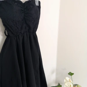  - Frakt ingår🌹 Spets upptill med padding inuti och härligt luftig nertill Passar till party och även en sommardag