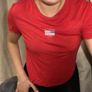 Röd t-shirt med tryck - En röd simpel t-shirt med tryck! I storlek S. ⚡️  Kolla gärna in resten i min profil 🌎 Pris går att diskuteras!  Köpare står för frakt  📦 (22kr) totalt- 42 kr  