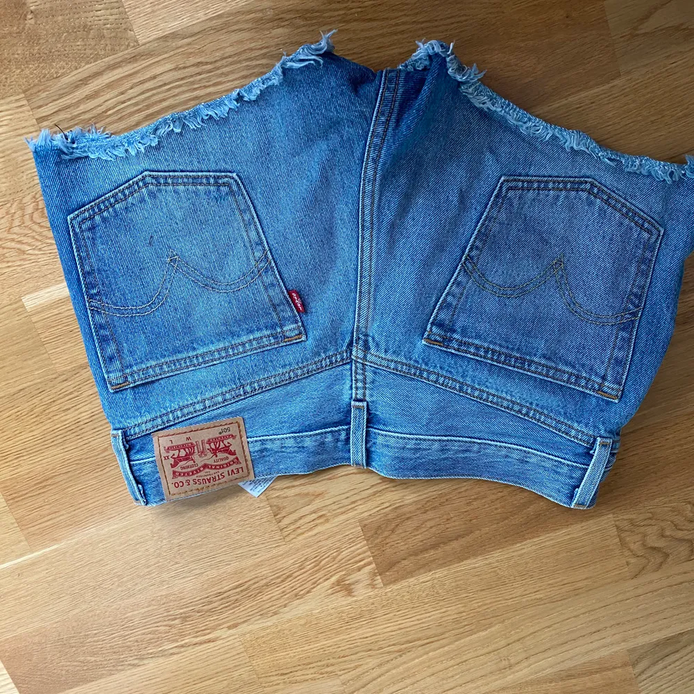 Levi’s jeansshorts , lite använda, w:27. Jeans & Byxor.