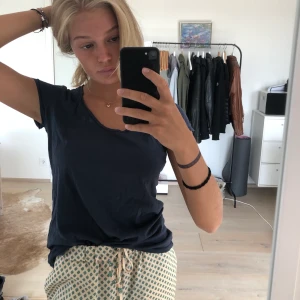 Plain T-shirt - Vanlig blå U-ringad T-shirt i skönt material. Aldrig använd.