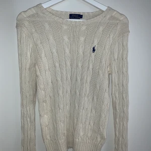 Ralph Lauren kabelstickad tröja storlek S - Vit kabelstickad tröja från Ralph Lauren i storlek s. Endast använd vid ett tillfälle så den är i toppskick! Frakt tillkommer. 