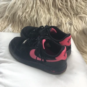 Af1 nikes - Svarta Nike af1 med rosa detaljer. Svagt mönster med katter baktill🦋