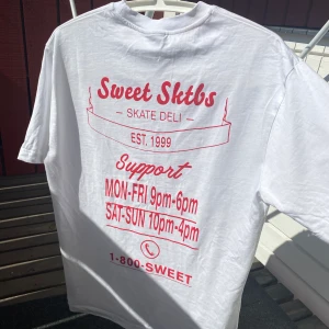 Oversized T-shirt med tryck på ryggen  - Oversized T-shirt med tryck på ryggen från junkyard, använd 1 gång. Ganska stor i storleken💕💕 nypris: 300 kr 