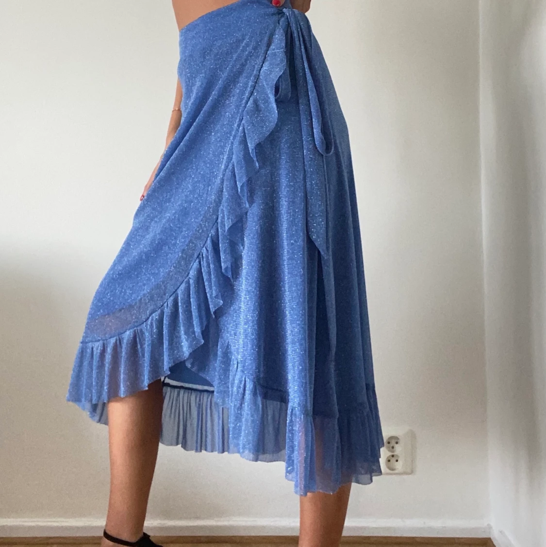 Resumé – Ninnet – Glittrig kjol med volangkant - 90