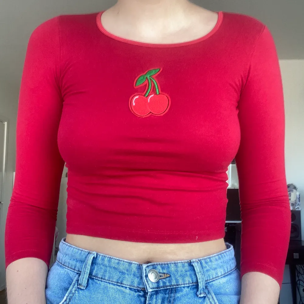 CHERRY REMADE TOP🍒 Storlek: S ♻️ Pris: 110kr mötas upp eller 150kr ink. frakt📬 (spårbart är möjligt men då tillkommer 20kr) ♻️ Skick: gott skick ♻️ Se bild 2 för mer info om mina remade tops! ♻️ ️. Toppar.