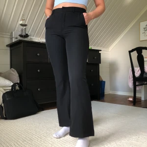 Trendiga snygga kostymbyxor 😍 - Sköna och snygga kostymbyxor som är lite utsvängda nertill✨ säljer pga att dom är lite för korta på mig som är 166💫💕 jättebra skick. Köparen står för frakten😁