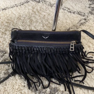 Zadig Voltaire väska - Marinblå Zadig Voltaire väska köpt i Köpenhamn. Har tre olika delar och i den stora delen finns även ett innerfack. Mycket rymlig och bra. 