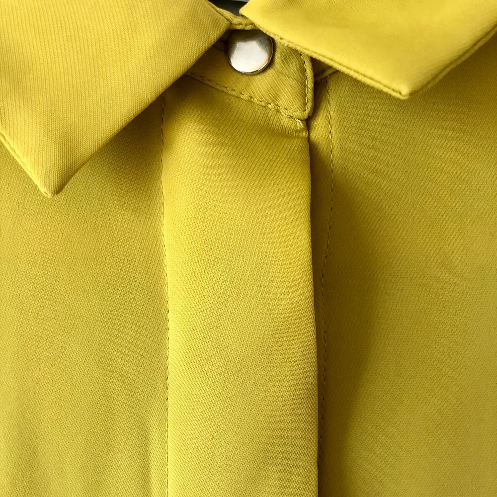 Senapsgul sval skjorta från HM. 🌞 Följsamt tyg som draperar sig fint när man stoppar in skjortan i ett par byxor. Knäpps med många små knappt hela vägen ner + en synlig knapp i silver vid kragen. Använd endast en gång.🌻 . Skjortor.