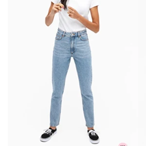 Monki jeans - Säljer dessa fina jeans från Monki! De är i modellen kimomo och färgen mid blue och endast använda ett fåtal gånger✨ säljer dessa då de är för små, för korta och inte kommer till användning hos mig✨Dom är i storlek 25 vilket motsvarar 32 eller XS ungefär. skriv privat om du har frågor eller vill ha fler bilder✨ nypris: 400kr        Mitt pris: 60kr+frakt