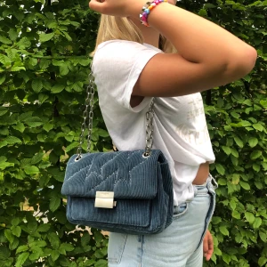 Zadig&Voltaire  - Zadig Voltaire väska i färgen blå modell ”Ziggy Stardust blue”. Köpt i Zadig butiken på Östermalm. Kvitto, dustbag och påse finns kvar. Nästan aldrig använd pågrund av att jag har andra väskor. Nypris: 4130kr. Säljs inte längre.