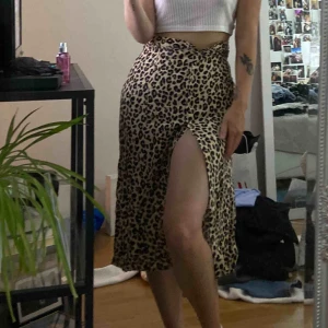  - Säljer min favorit leopard med slit från H&M, på grund av att jag tröttnat lite och är i behov av pengar! Tyvärr saknas en knapp som visas på sista bilden.   !! Frakt ingår ej !!