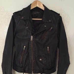  - Svart skinnjacka med "sliten look" i äkta skinn. Från märket Saints and Mortals.