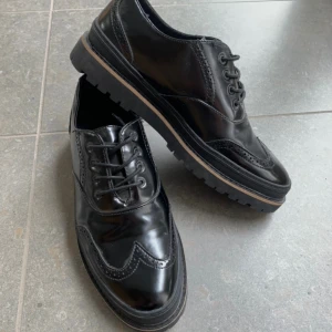  - Supersnygga chunky läderskor från Pull & Bear, oanvända! 