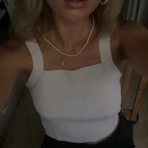 Vitt ribbat linne  - Så fint linne!! Väldigt bra skick och passar till allt. Frakt tillkommer 💕 storlek Xs/S