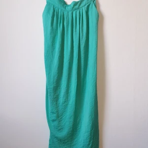 Turquoise maxi skirt - Silky turquoise maxi skirt with pockets. Size M.