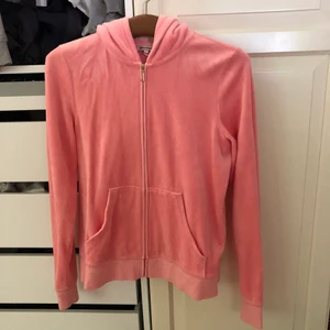 Juicy couture kofta - Ljusrosa juicy couture kofta köpt i New York. Aldrig använd så i superbra skick! Små i storleken så vill säga att det snarare är en M.  Nypris 1200kr FRAKT INGÅR I PRISET⚡️