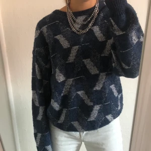 Tjocktröja med mönster - Snygg tjocktröja som är blå och vit. Varm och så bra till hösten/vintern. Köpt vintage. Väldigt stor och mysig.