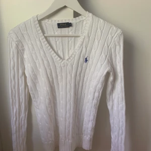 Ralph Lauren kabelstickad tröja - Snygg kabelstickad tröja från RL som är oanvänd och i bra skick. 