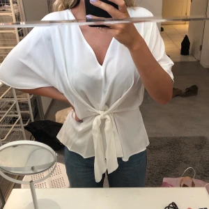 Vit Blus - Vit fin blus från Gina Tricot, aldrig använd och är i storlek 36