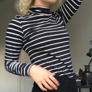 randig polo - Randig polo från Lindex, mjukaste materialet ja känt. Är vit och mörkblå inte svart. 