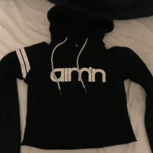 Croppad hoodie - Svart croppad hoodie från aimn. Nästan aldrig använd pga för liten. Köparen står för frakten men pris går att diskutera så att alla blir nöjda!💗 Hör av er om det önskas mer bilder eller om ni undrar över något💗