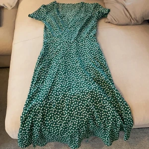 Klänning grön blommig  - Aldrig använt 