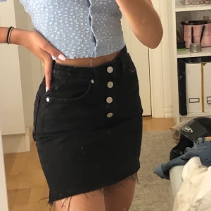 Svart jeanskjol - Supersnygg svart jeanskjol i storlek 32, aldrig använd💕