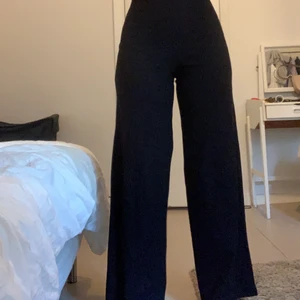 Svarta vida byxor - Säljer dessa då dem inte används alls, knappt använda 💕