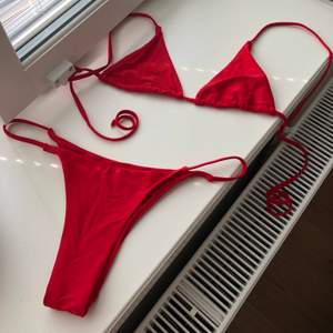 Röd bikini från Zaful. Säljer på grund av för liten. Använd 1 gång och tvättad efter. Frakt ingår! 