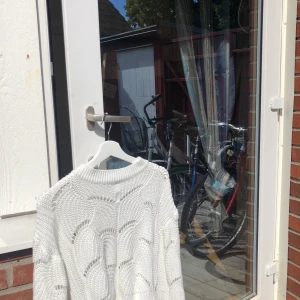 Trendig Stickad Tröja från Gina Tricot! 🦋 - Trendig Stickad tröja från Gina Tricot i strl XS! Säljes för 70kr eller högsta bud! Frakt tillkommer på 63kr spårbar! Pm vid intresse eller eventuella frågor! ☺️