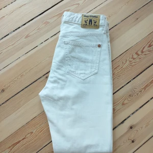 Helt nya vita benvita jeans 27x30 - Helt oanvända jeans i 100 % ekologiskt bomull från Kings of Indigo. Fit: High Rise Slim. Benvita