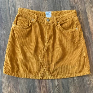 Manchester kjol från Urban outfitters - Manchester kjol från Urban outfitters strl M. Nästan aldrig använd och nästan samma skick som dagen den köptes. Originalpris ca. 400kr. Kan mötas upp i Stockholm och tar emot både swish och kontanter. Vill bara bli av med allt! Pruta gärna! Kan säkert fixa bra paketpris! 