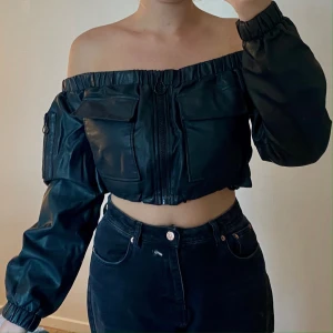 Urban outfitters skinntopp - Skitsnygg skintopp ifrån urban outfitters köpt i England. Har tyvärr aldrig kommit till användning men är därför i nyskick. Är i storlek S. Köptes för ca 650kr och säljs nu för 270 + frakt 🚚 