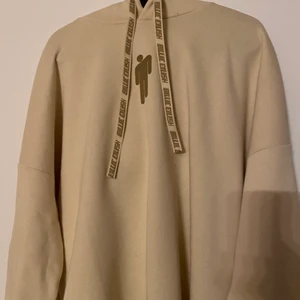 Billie Eilish hoodie - Helt oanvänd Billie Eilish hoodie köpt från h&m i jättebra skick. Säljer pga att den tyvärr aldrig kommer till användning😇