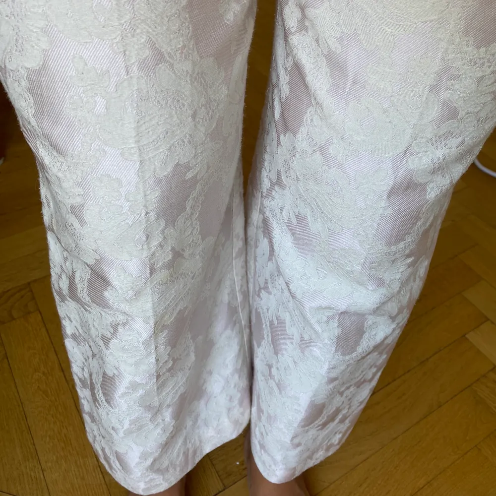 Ljusrosa kostymbyxor med vit brodyr⭐️⭐️ kan skicka fler bilder om så önskas, frakt tillkommer⭐️. Jeans & Byxor.