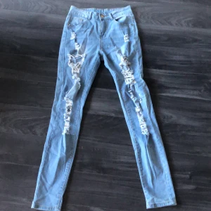 Jeans med hål i från shein - storlek M/S, jätte bra skick, nästan oanvända (frakt=60)