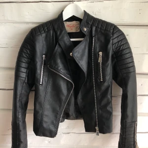 Chiquelle Moto jacket black  - Mycket fin skinnjacka i stl 36, men mer som en 34. Använd ett fåtal gånger. Nypris ca 700 ✨