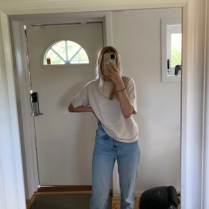 Biege t-shirt - Den är i ett superskönt material, typ som en collegetröja🤩 Superfint skick och passar i princip till allt!! Strl S/M