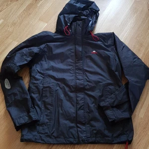 Mckinley svart jacka stl.38 - Fin o bekväm jacka, i mycket bra skick som ny, köpt från Intersport 
