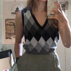 Stickad väst - Stickad väst i superskick!🥰 herrstorlek XL, sitter lite oversize på mig som är storlek 36💜