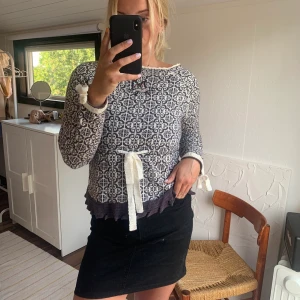 Oddmolly stickad st 1 - Mönstrad vit och grå/brun stickad från Odd Molly i st 1, passar även st 2. På första bilden bär jag tröjan bakochfram, andra bilden är den åt rätt håll. I fint skick, knappt använd. Frakt tillkommer