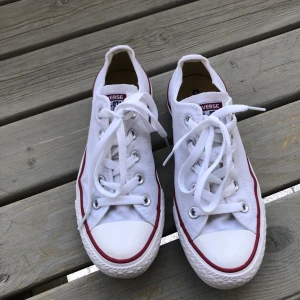 Låga Converse  skor - Storlek:36,5 säljer på grund av att dom blivirt för små och är nästan oanvända det står dock M.T. Som ni kan se på den tredje bilden säljer för 150+frakt om de skulle behövas 