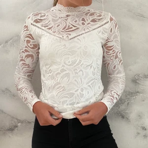 Blus VILA stl. XS - En fin vit blus med spets detaljer. Blus i stl.XS från VILA. Använd endast en gång. Hämtas upp i Karlskrona annars står köparen för frakt.