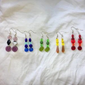 Handgjorda örgängen - Handgjorda örhängen gjorda av glaspärlor💝 30kr+12kr frakt. (Lila sålda💜)