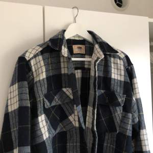 En rutig jacka/tjock skjorta som är köpt på en second hand butik i Köpenhamn. Bra skick. Möts upp i Sthlm. Pris kan diskuteras vid snabb affär.